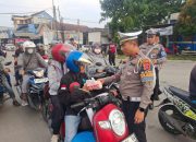 Ratusan Takjil Dibagikan Polres Serang Kepada Masyarakat Pengguna Jalan