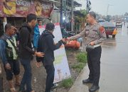 Meski Diguyur Hujan, Personil Polsek Cikande Tetap Semangat Menebarkan Kebaikan di Bulan Ramadhan